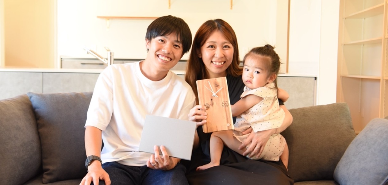 引渡しの日は、嬉しさと感動で胸がいっぱいの特別な一日でした。最初から最後まで想いに寄り添い、同じ熱量で向き合ってくれたからこそ、“ディーワンホームで家づくりができて本当によかった”と心から感じました！ 写真