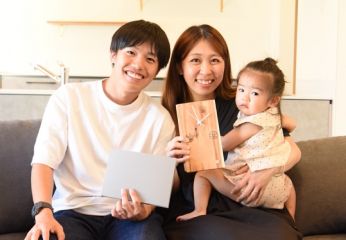 引渡しの日は、嬉しさと感動で胸がいっぱいの特別な一日でした。最初から最後まで想いに寄り添い、同じ熱量で向き合ってくれたからこそ、“ディーワンホームで家づくりができて本当によかった”と心から感じました！ 写真