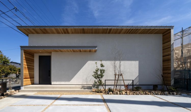 回遊動線＋中庭設計。広々としたモダンな平屋 写真