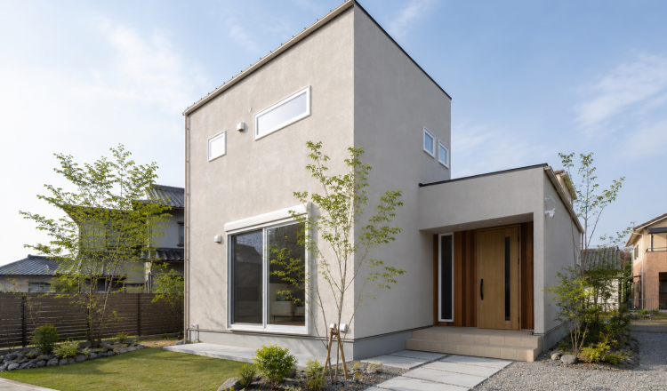 木の温もりを感じる、モダンな住まい 写真